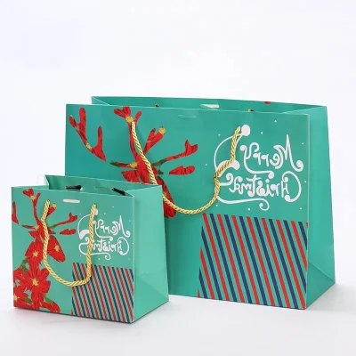 Articoli promozionali per confezioni regalo di Natale: sacchetti di carta kraft grandi, medi e piccoli con manici attorcigliati